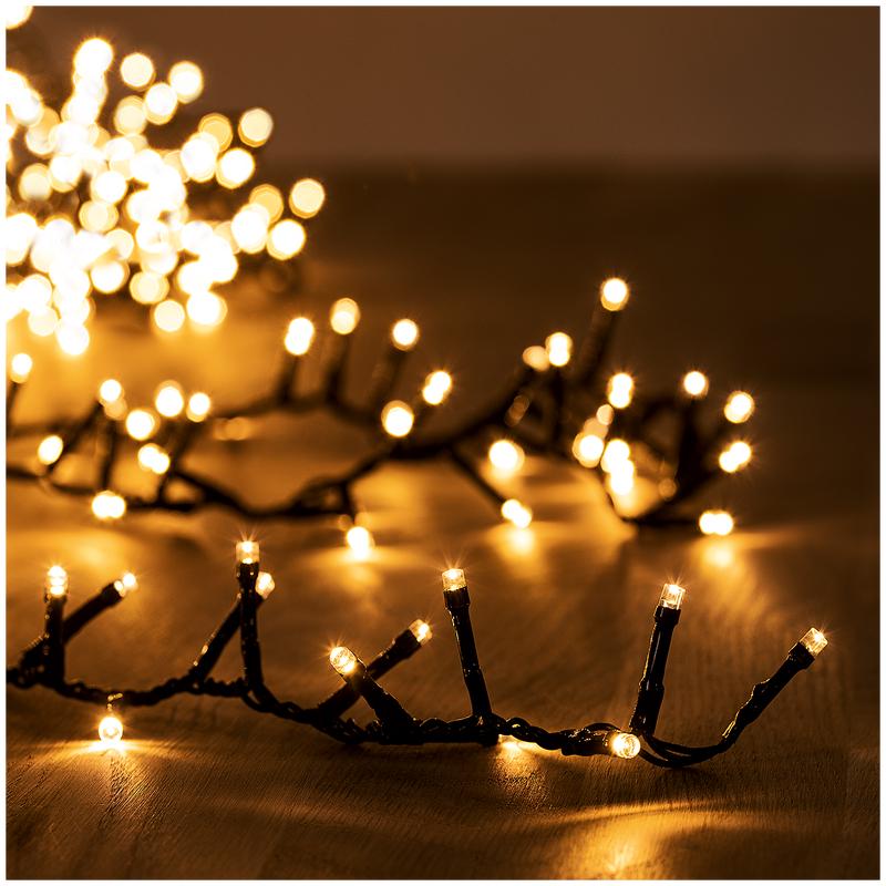 Brandende warm-witte ledlampjes van de Action kerstverlichting op een donkere kabel