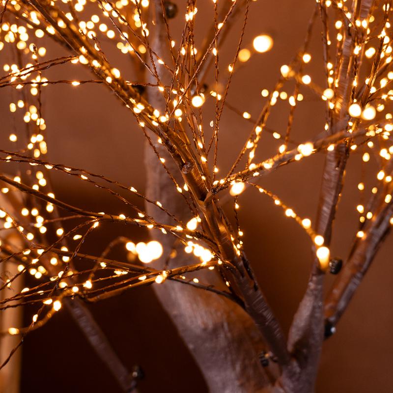 Close-up van de goudkleurige ledlampjes op de takken van de Action lichtboom Close-up van de goudkleurige ledlampjes op de takken van de Action lichtboom