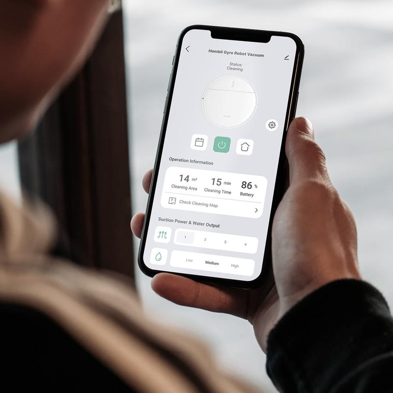 Hand met telefoon met de Hombli-app van de Action robotstofzuiger Hand met telefoon met de Hombli-app van de Action robotstofzuiger