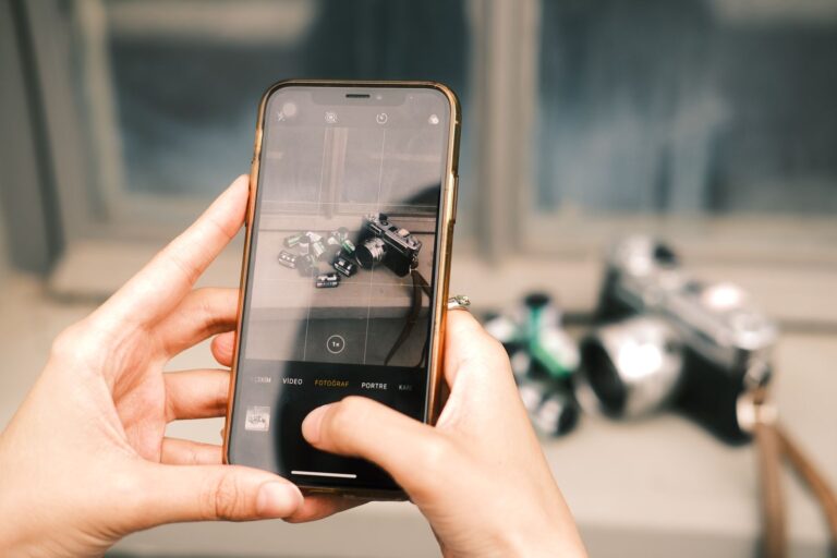 Hand fotografeert vintage camera's met een smartphone
