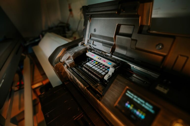 Geopende inkjetprinter met cartridges