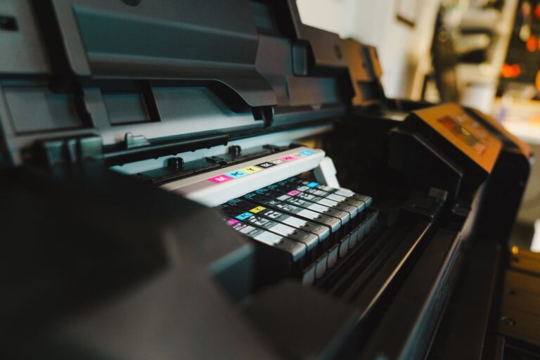 Inktcartridges in een geopende inkjetprinter