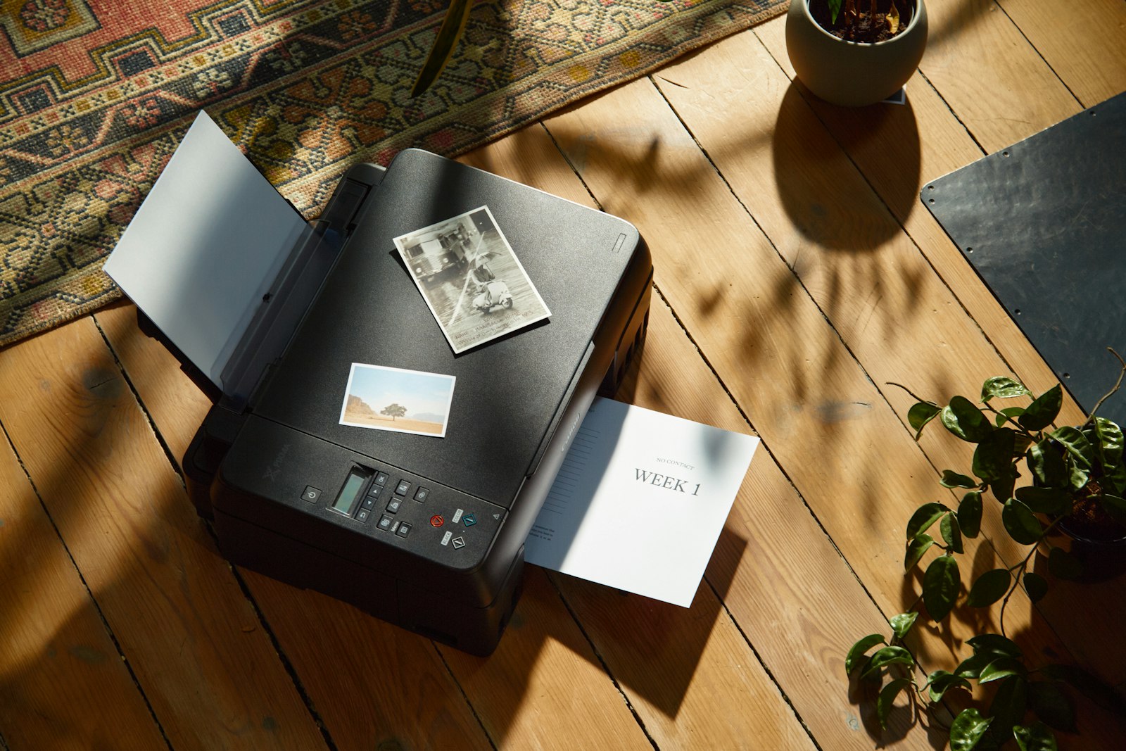 Printer met bedieningspaneel op een houten vloer in de woonkamer