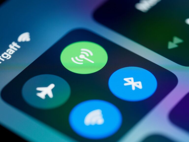 Bedieningspaneel van een smartphone met knoppen voor wifi en mobiele data