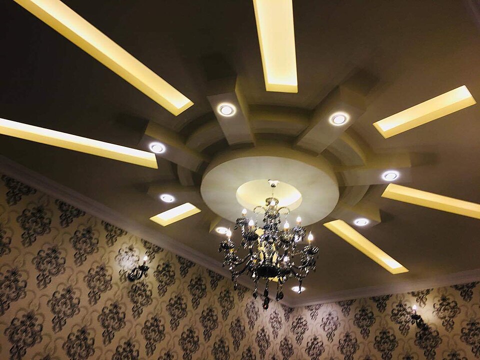 Verlaagd gipsplatenplafond met inbouwspots en ledstrips