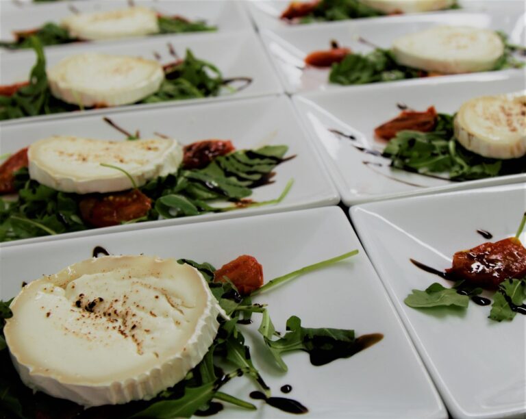Warme geitenkaas op rucola met balsamico
