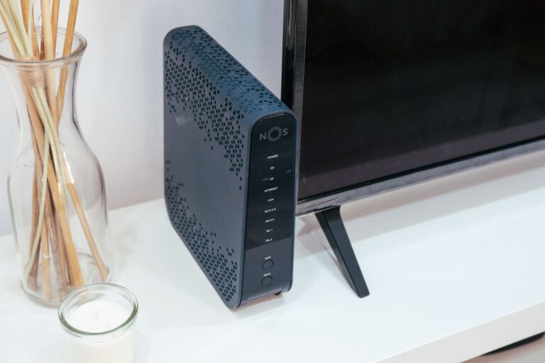 Wifi-router in de woonkamer naast de televisie